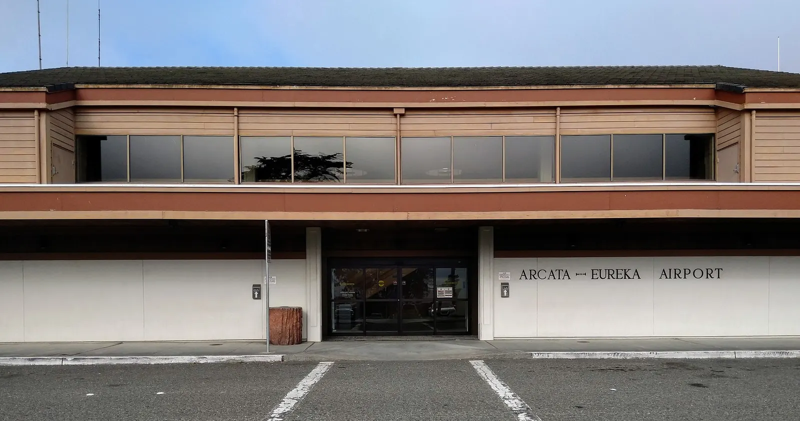Main entrance, crosswalk, and passenger loading area at California Redwood Coast – Humboldt County Airport in McKinleyville.