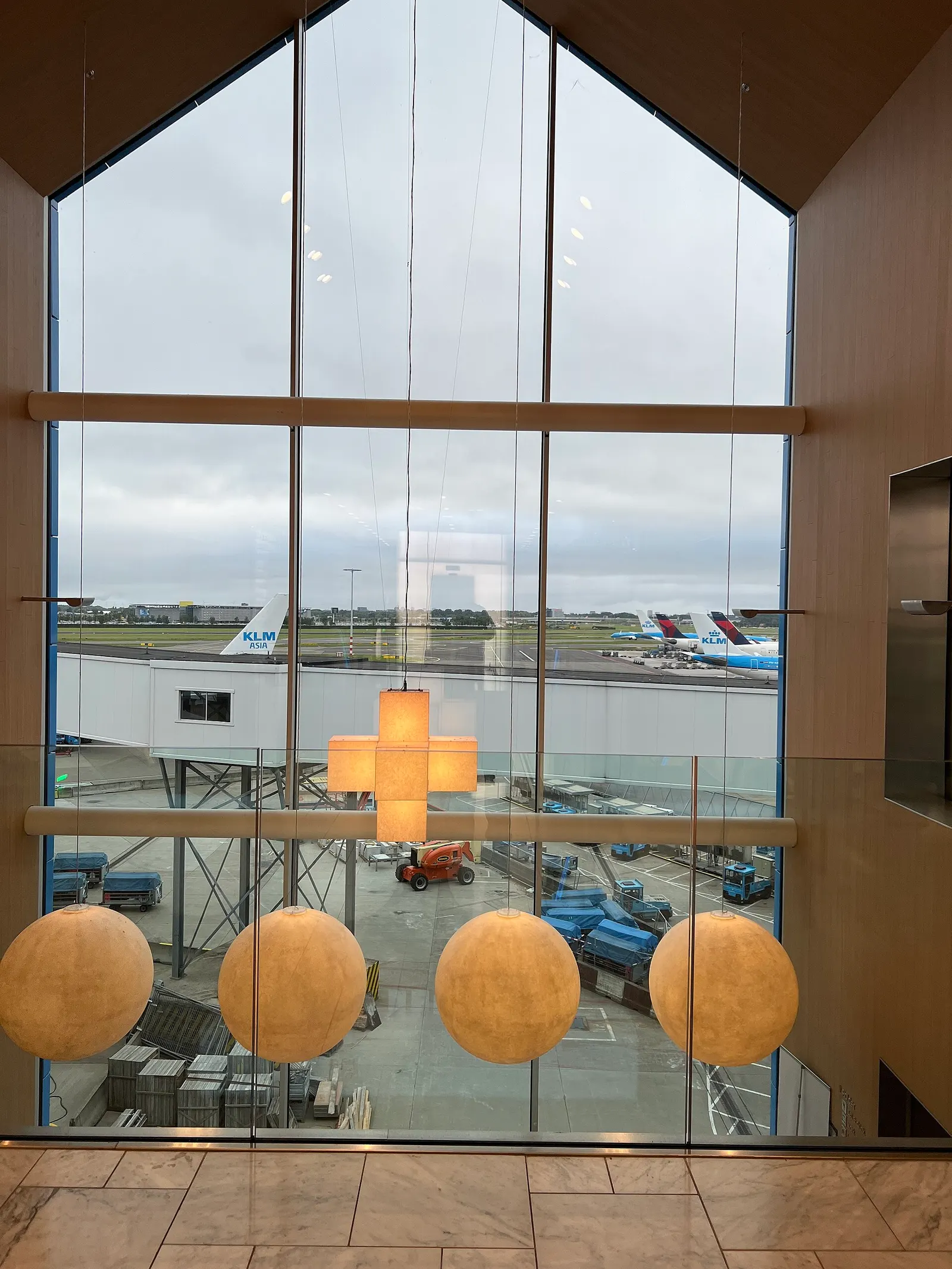 Another interior view of the KLM Crown Lounge in Schiphol's non-Schengen area.