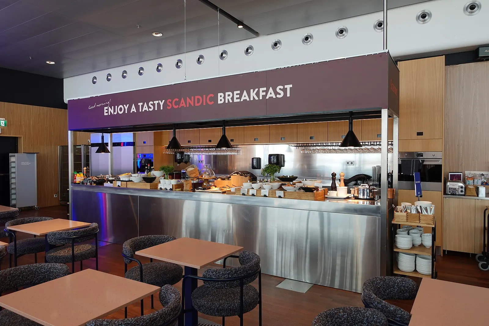 SAS lounge by Mastercard, Arlanda. Buffé med Scandictema i guldavdelningen.