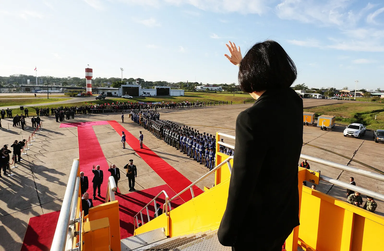 President Tsai waves goodbye to Paraguay at the Silvio Pettirossi International Airport. (2016/06/30) La Presidenta Tsai se despide del Paraguay en el Aeropuerto Internacional Silvio Pettirossi. (2016/06/30) 授權方式及範圍: 中華民國總統府│政府網站資料開放宣告 Authorization Method & Scope: Office of the President, Republic