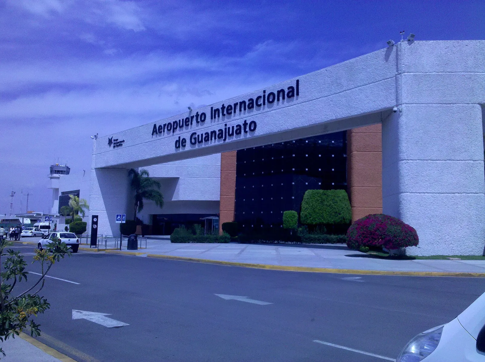 Public entrance to the main terminal at Del Bajío International Airport .