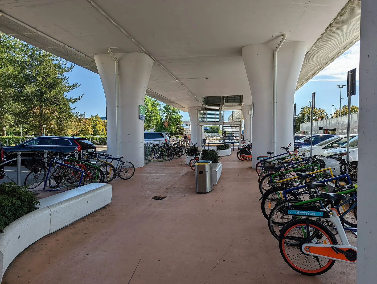 Il parcheggio biciclette "BLQ Bike Station", all'aeroporto Guglielmo Marconi di Bologna