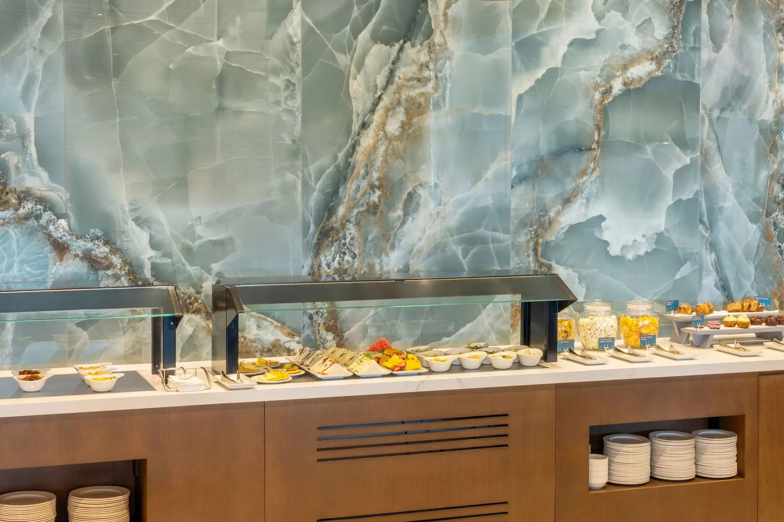 Dining and buffet area in the Escape Lounge at Brisbane Airport (BNE).
