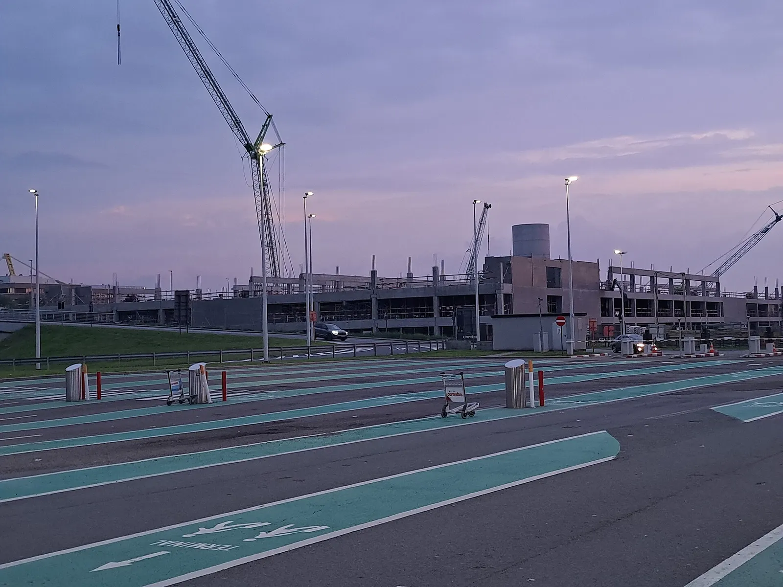 Kerbside drop-off lane in front of the Brussels Airport terminal.