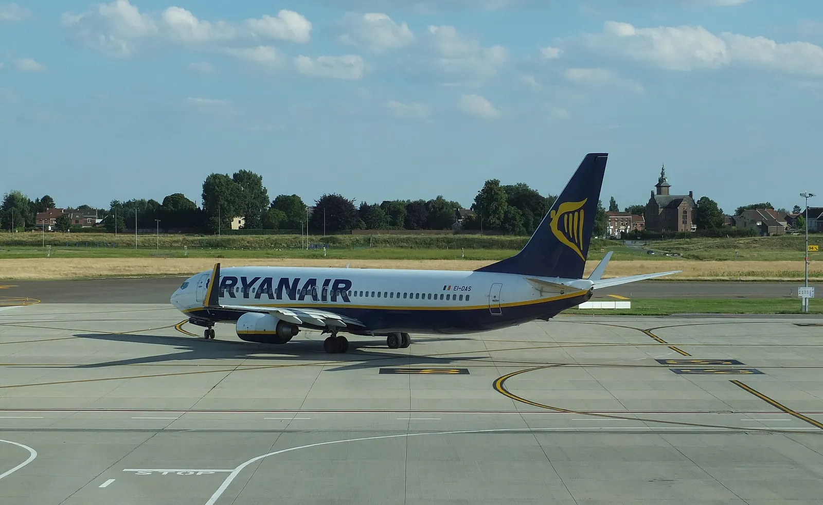 Ryanair Boeing 737-8AS (Next Generation) EI-DAS (cn 33553/1372) at Brussels South Charleroi Airport .