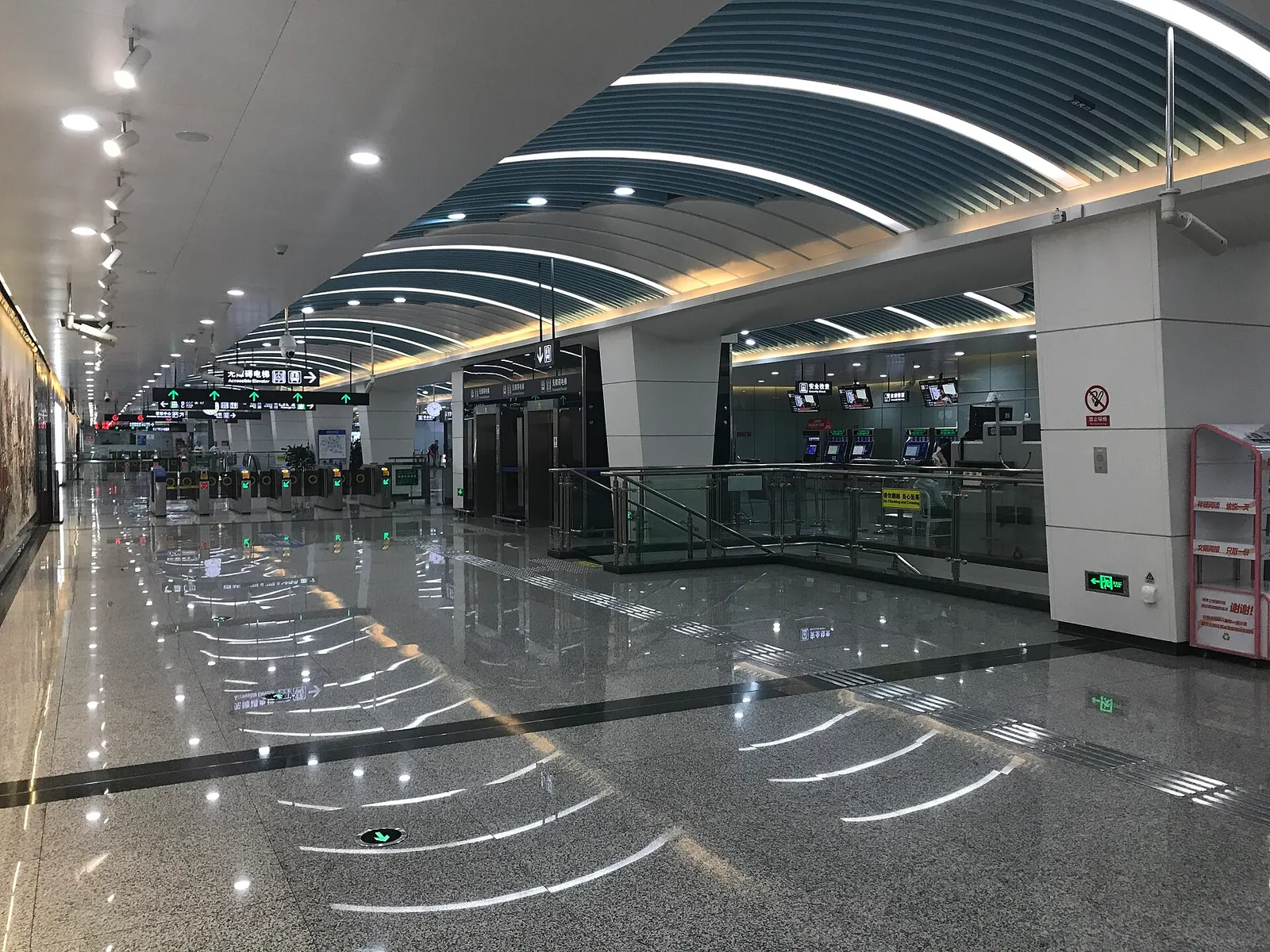 Concourse of Terminal 2 of Shuangliu International Airport Station, Chengdu Metro