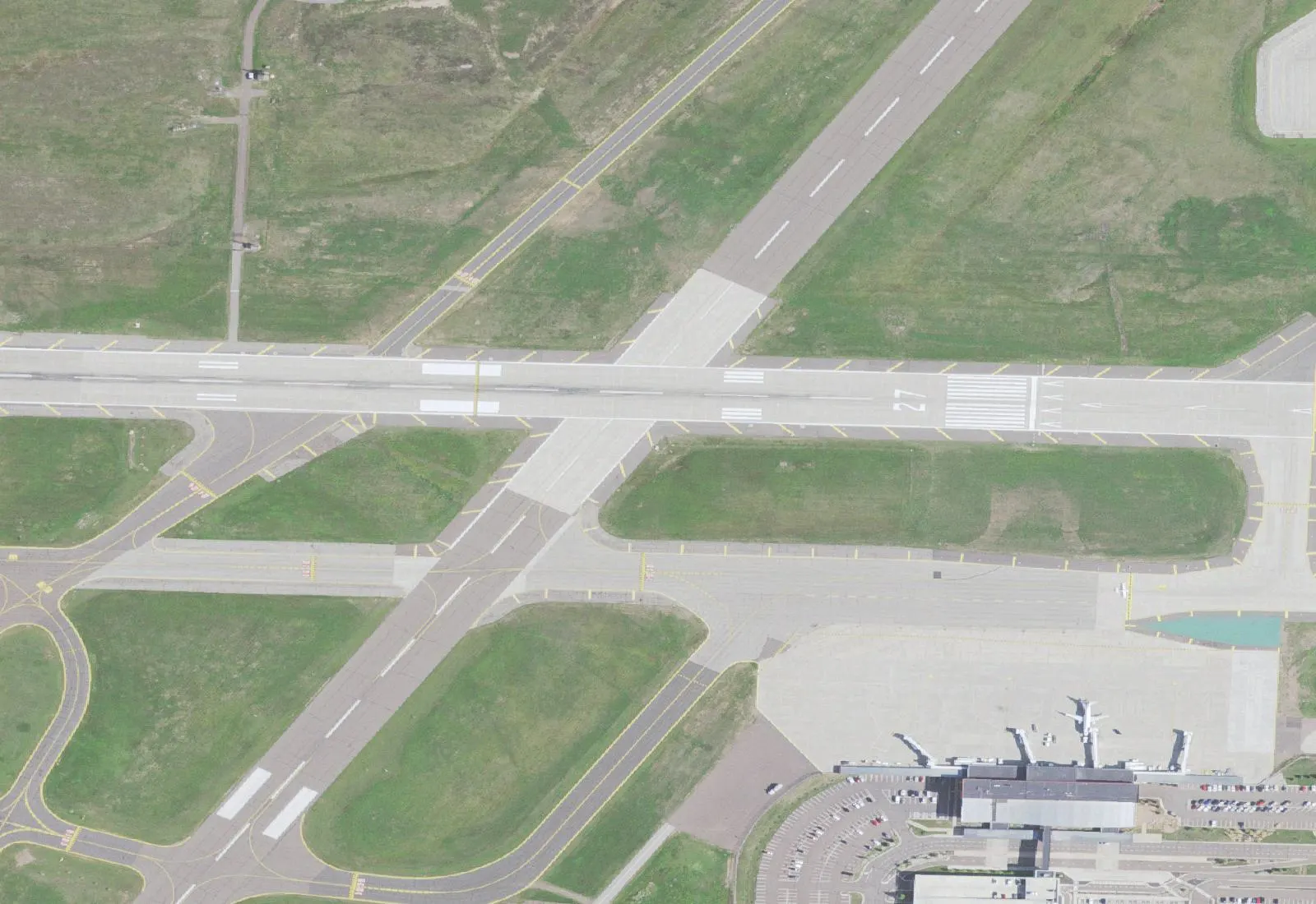 Closer USGS NAIP aerial of the Duluth International Airport passenger terminal, jet bridges, and parking lots