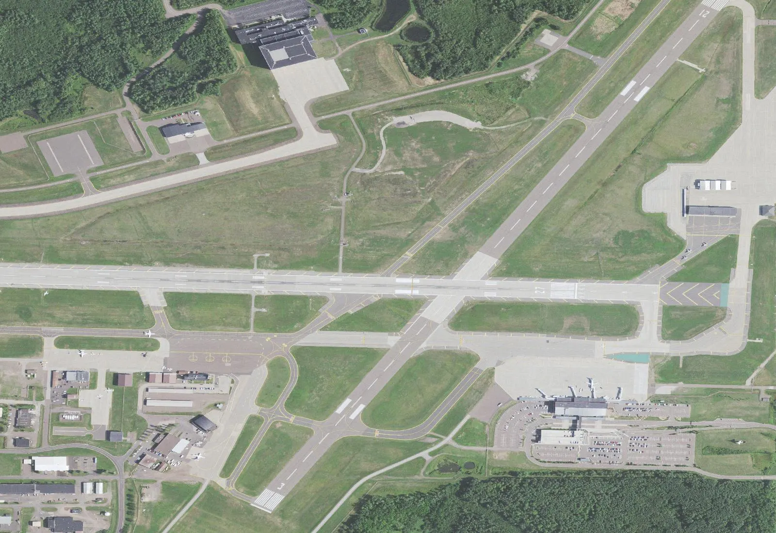 USGS NAIP aerial of Duluth International Airport centered on runway 27 and the passenger terminal apron