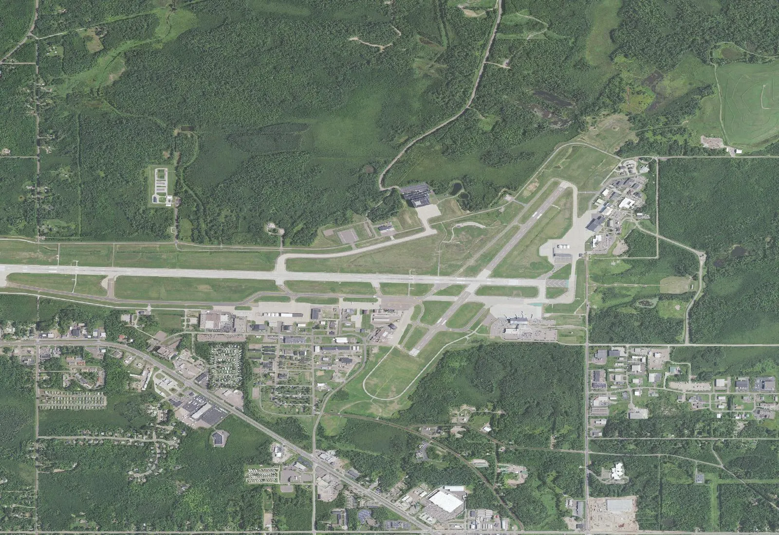 USGS NAIP aerial of Duluth International Airport showing both runways, the passenger hall, parking, and surrounding campus