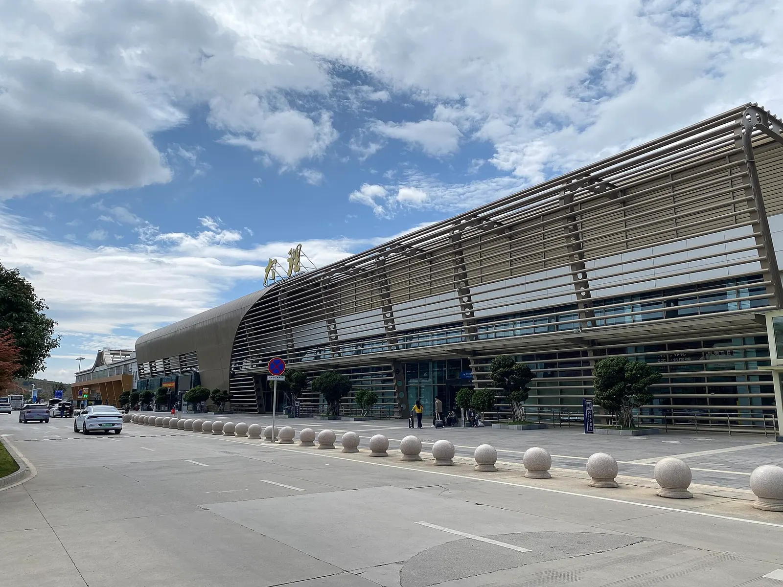 Dali Fengyi Airport terminal exterior, October 2024