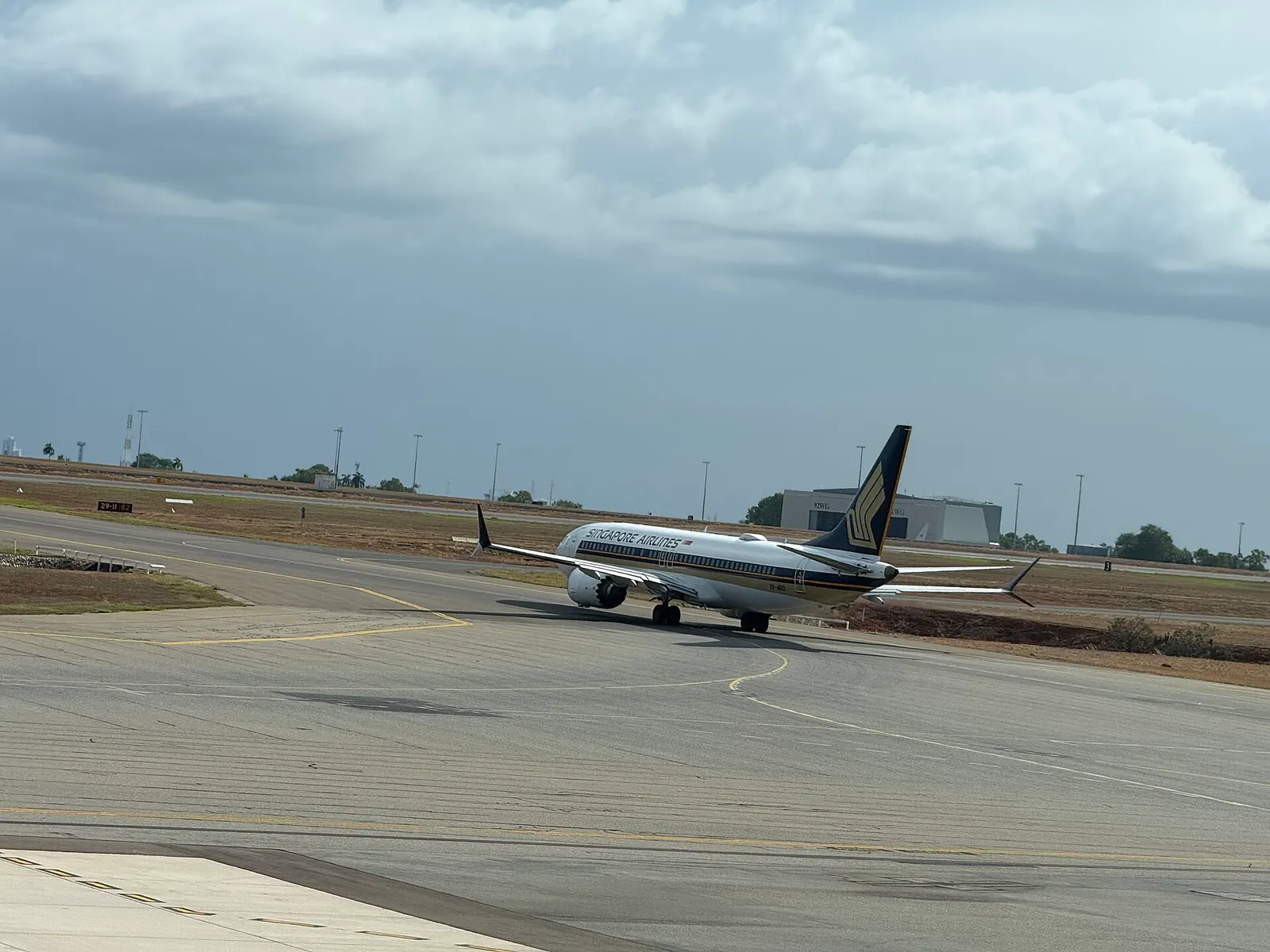 Singapore Airlines (9V-MBD) Boeing 737 MAX 8 taxiing at Darwin International Airport , getting ready to depart to Singapore Changi as SQ254 on Saturday 11 October 2025