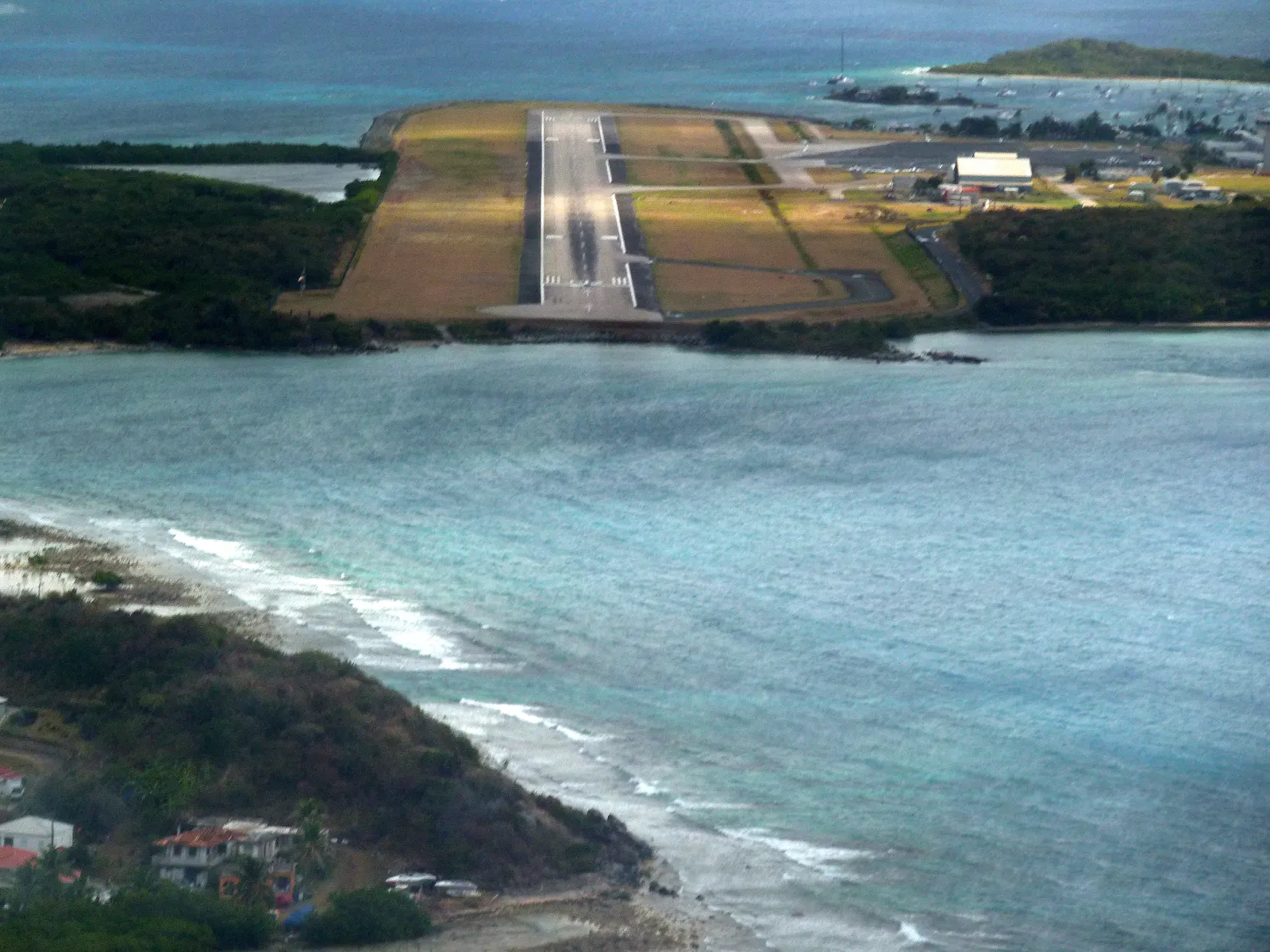 Karibik - Brit. Jungferninseln - Landing at the Terrance B. Lettsome International Airport – Tortola.