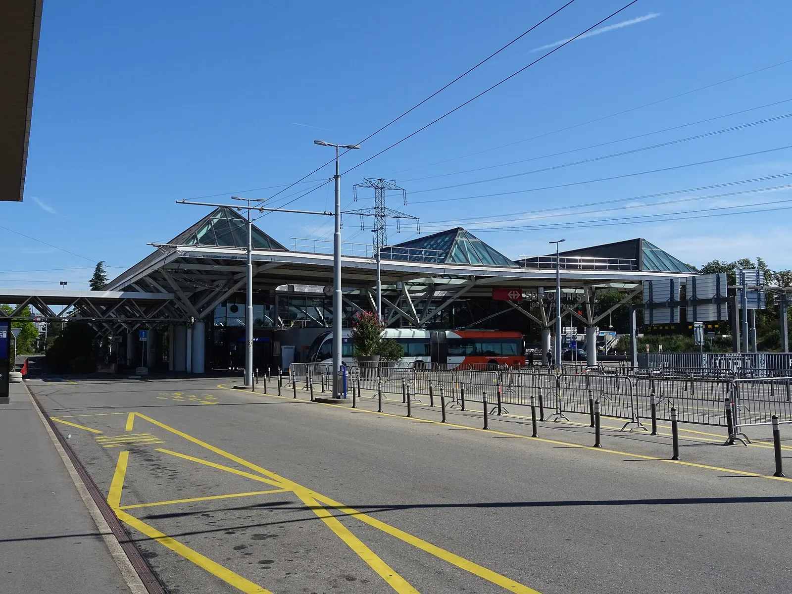 Vue d'ensemble du bâtiment voyageurs de la gare de Genève-Aéroport en allant vers le terminal 1.