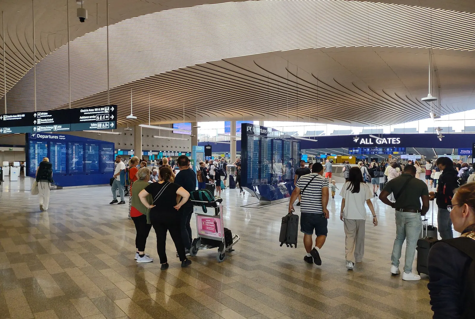 Checking In. This is the sight when you first enter the terminal at Helsinki Vantaa. This is where the automated check in machines and baggage drops are.