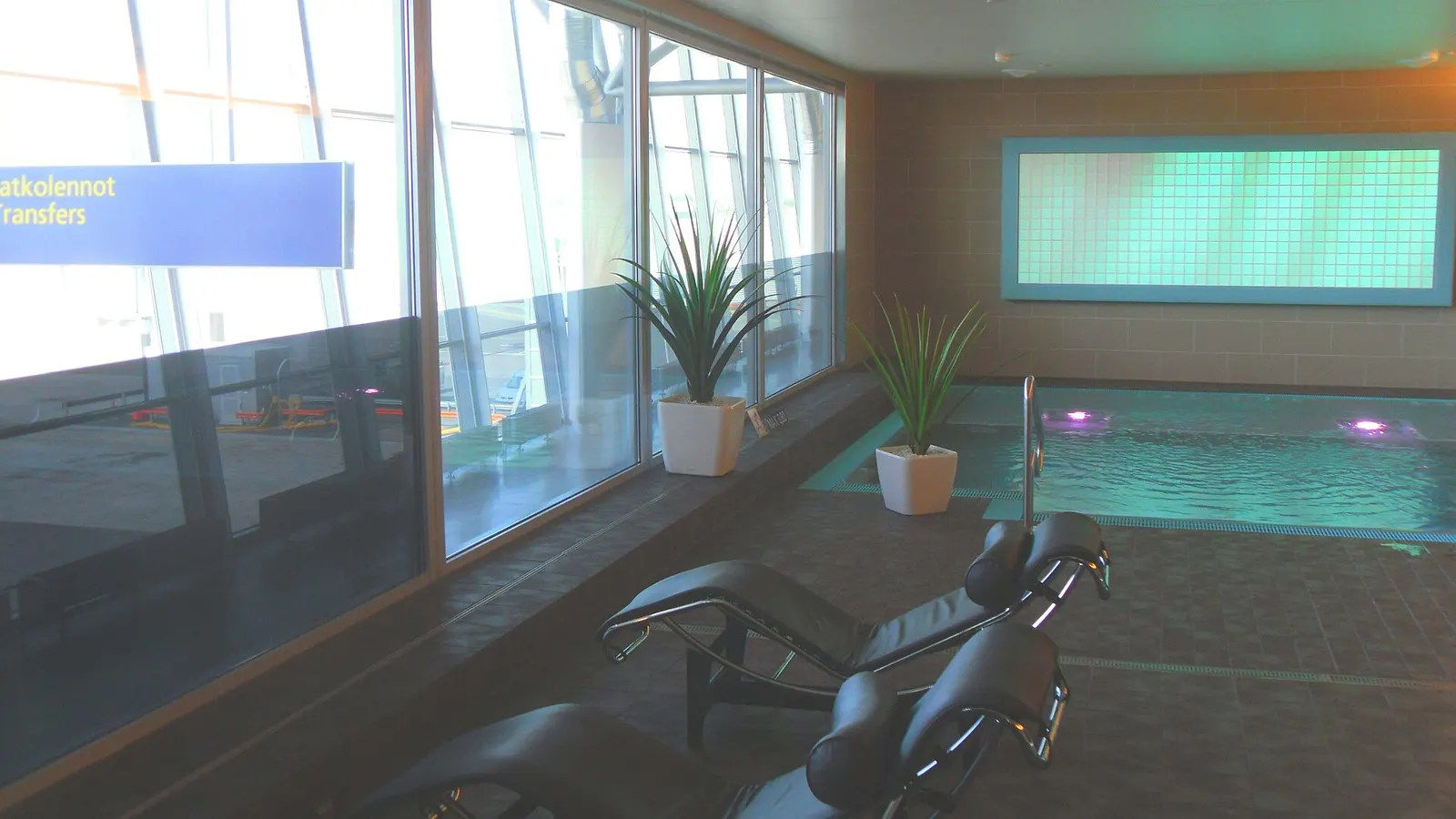 Pool in der Finnair Lounge am Flughafen Helsinki-Vantaa