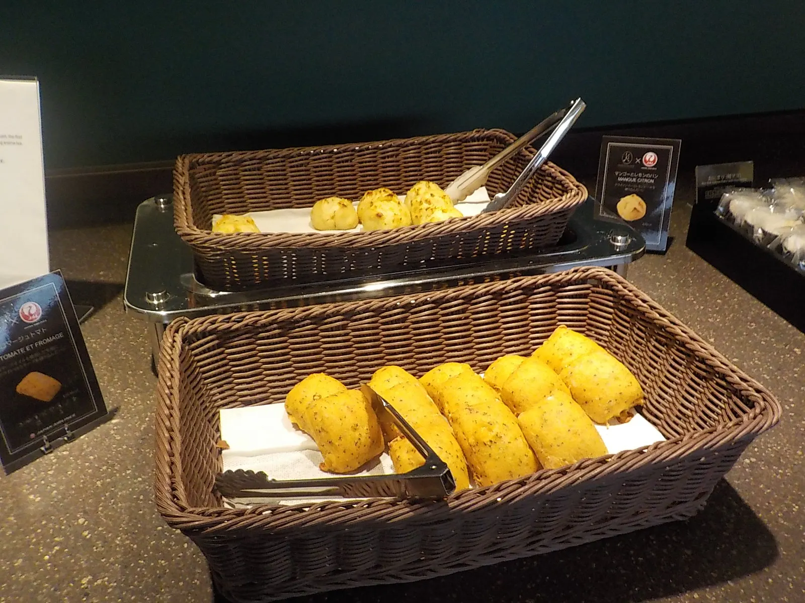 Refreshments served in the JAL Diamond Premier Lounge at Haneda Airport.