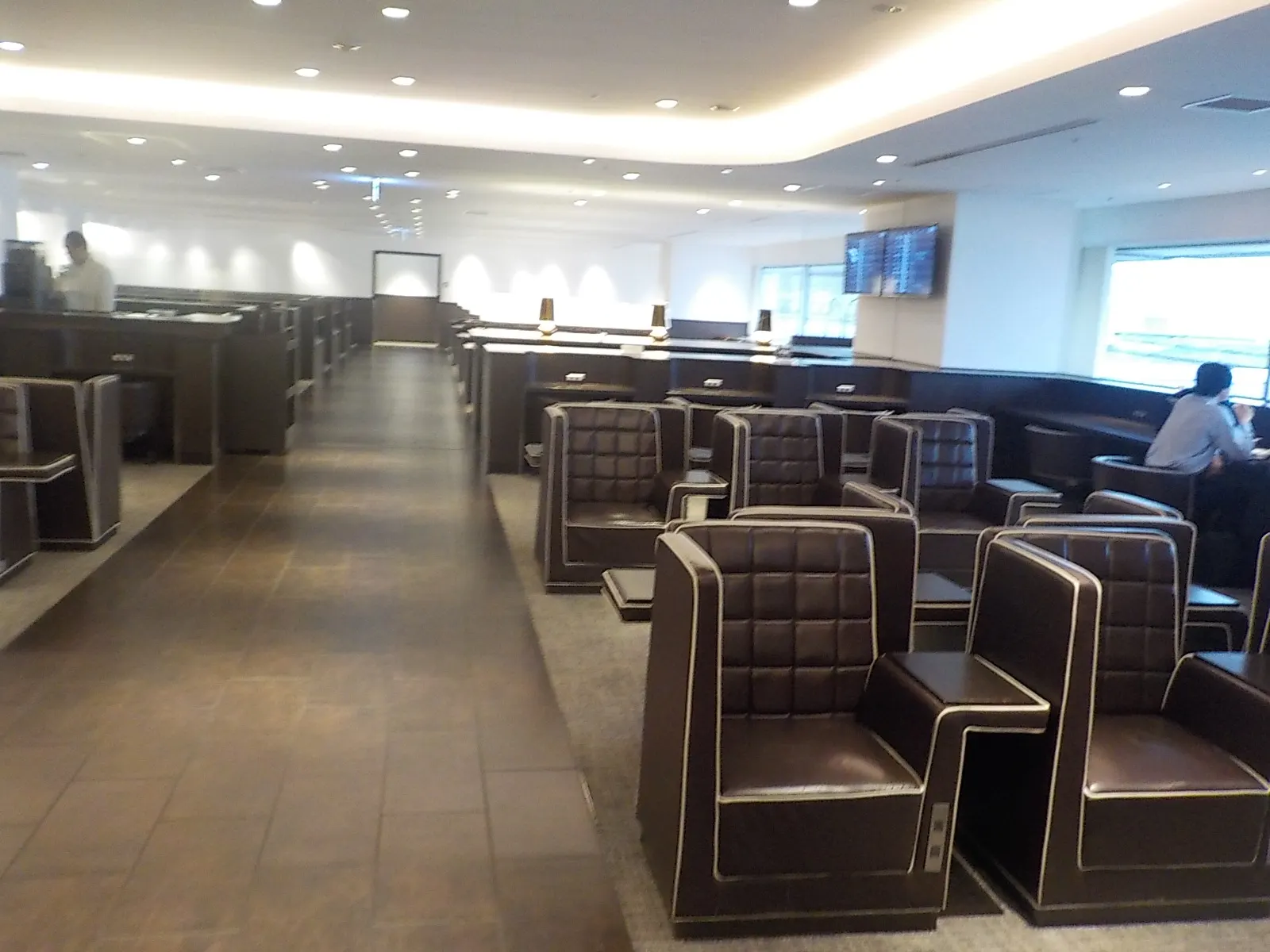 Interior view of the JAL Diamond Premier Lounge at Haneda Airport.