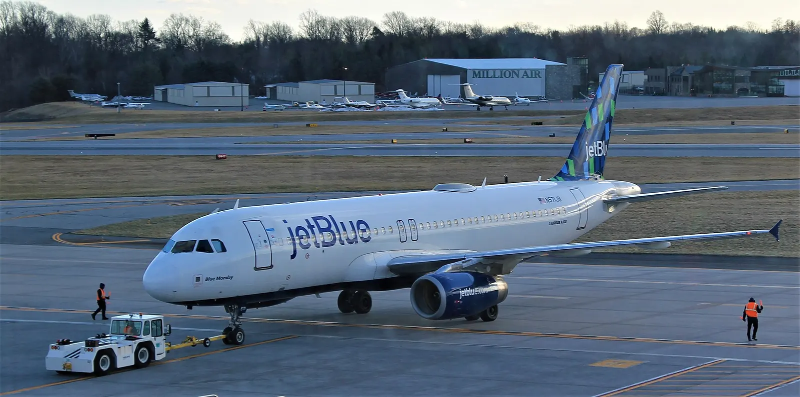 March 2023 jetBlue Airbus A320 N571JB on the ramp at Westchester County Airport, the field’s largest scheduled carrier.