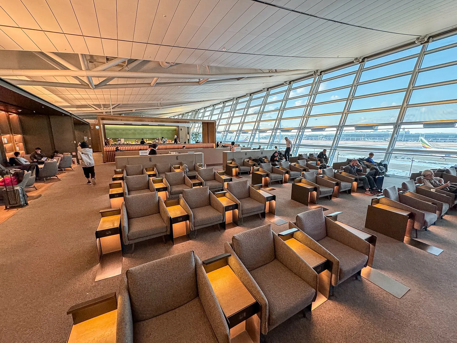 Interior view of the Asiana Lounge Central at Incheon International Airport.