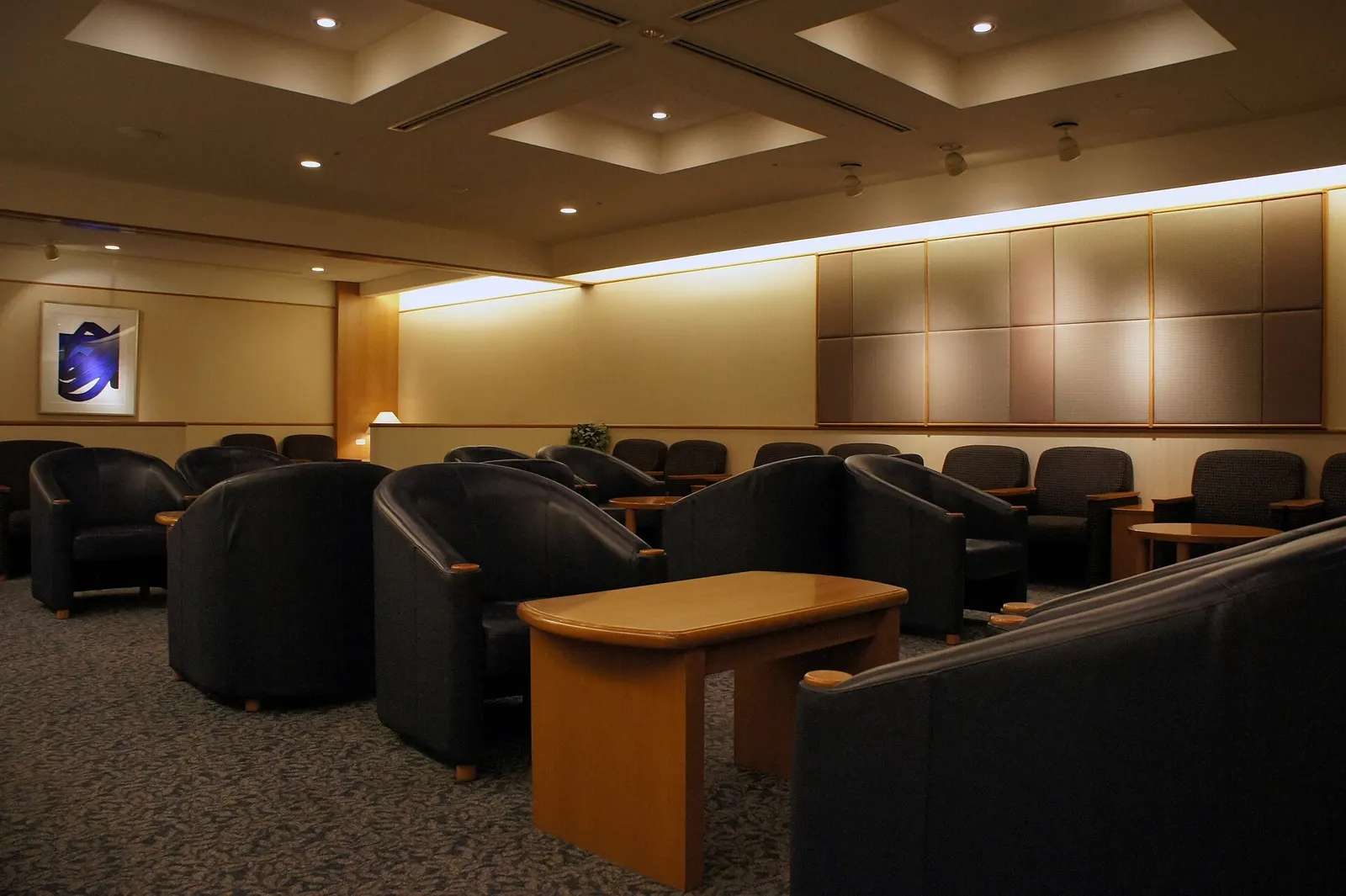Interior view of the domestic SAKURA Lounge at Kansai International Airport.