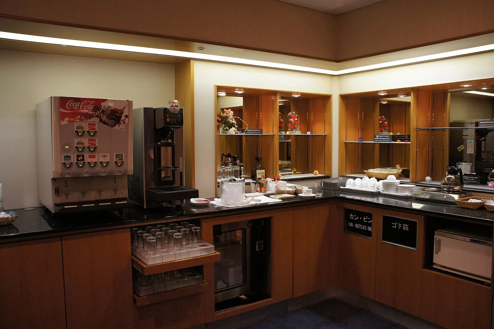 Interior view of the domestic SAKURA Lounge at Kansai International Airport.