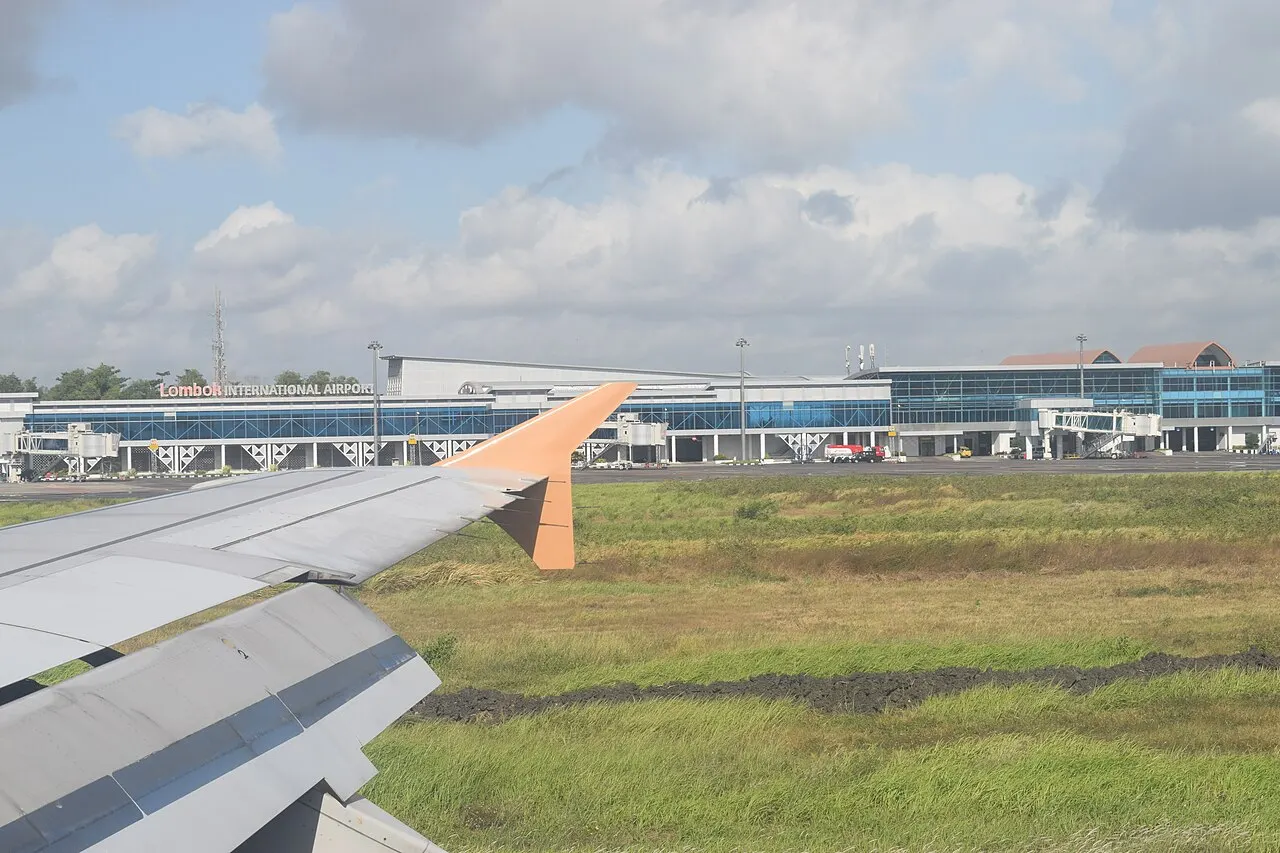 Curved terminal roof and drop-off road at Lombok International Airport