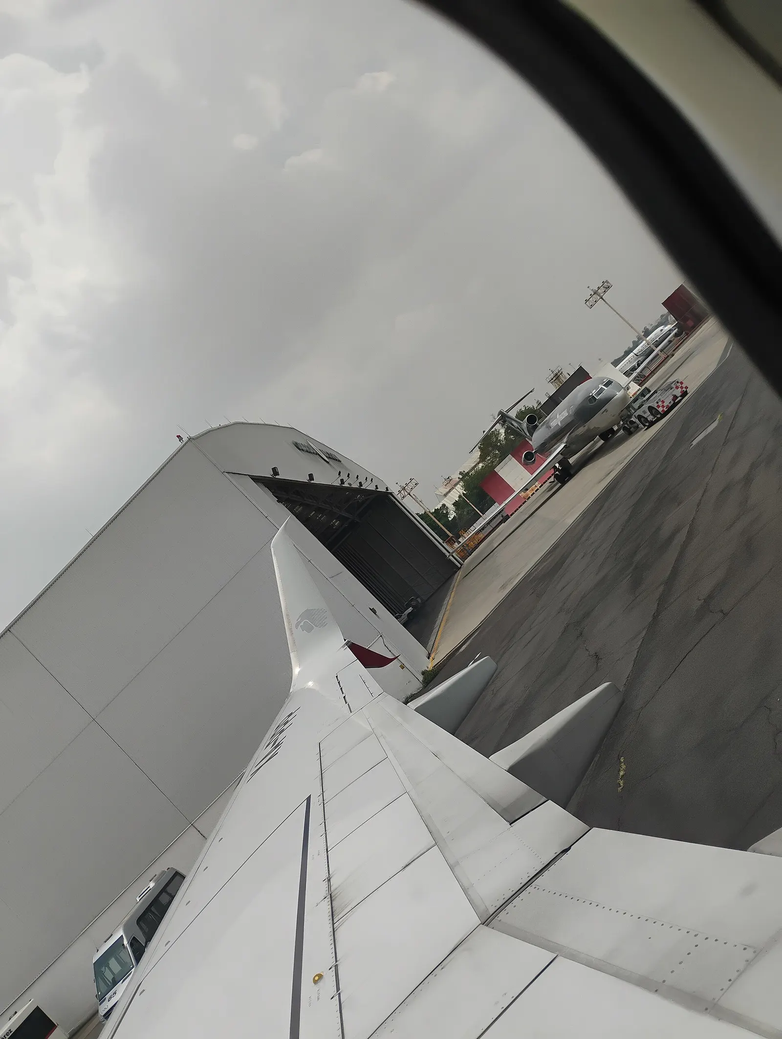 Fotografía desde la ventana del avión arribando a ala terminal 2 del aeropuerto internacional de la Ciudad de México, Benito Juárez.