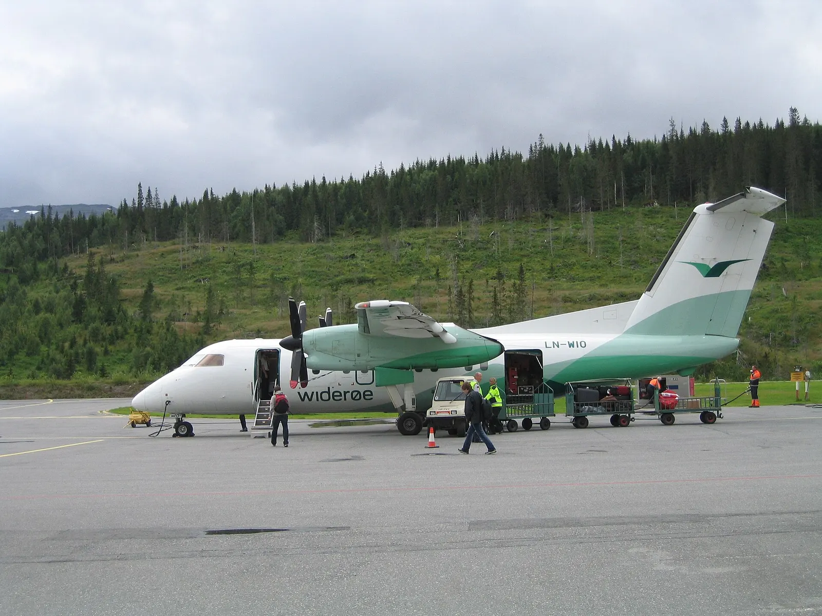 Dash 8 from Widerøe during boarding on Mosjøen Airport, Norway. Picture by user:ZorroIII .