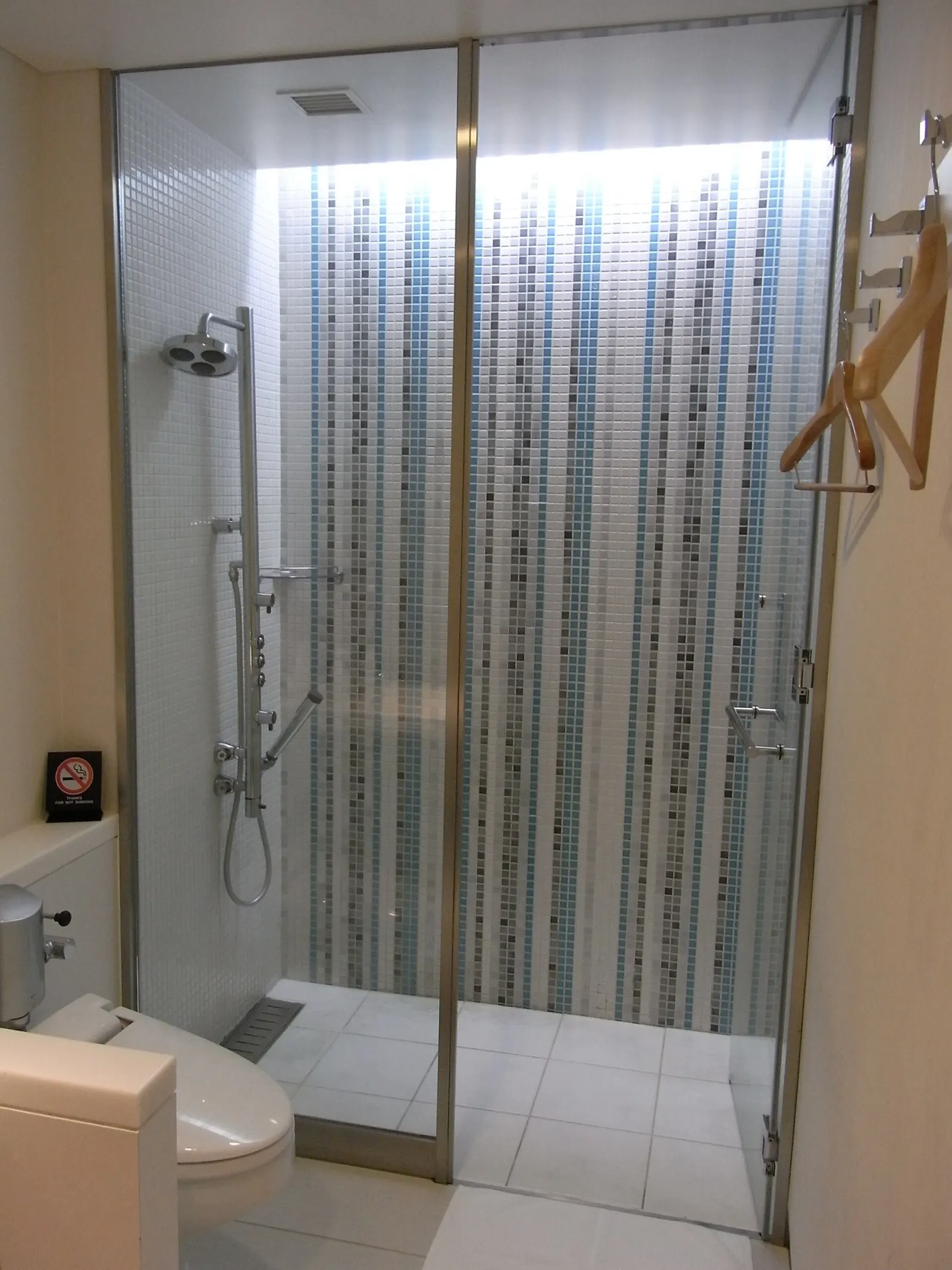 NRT ANA Arrival Lounge: Shower room