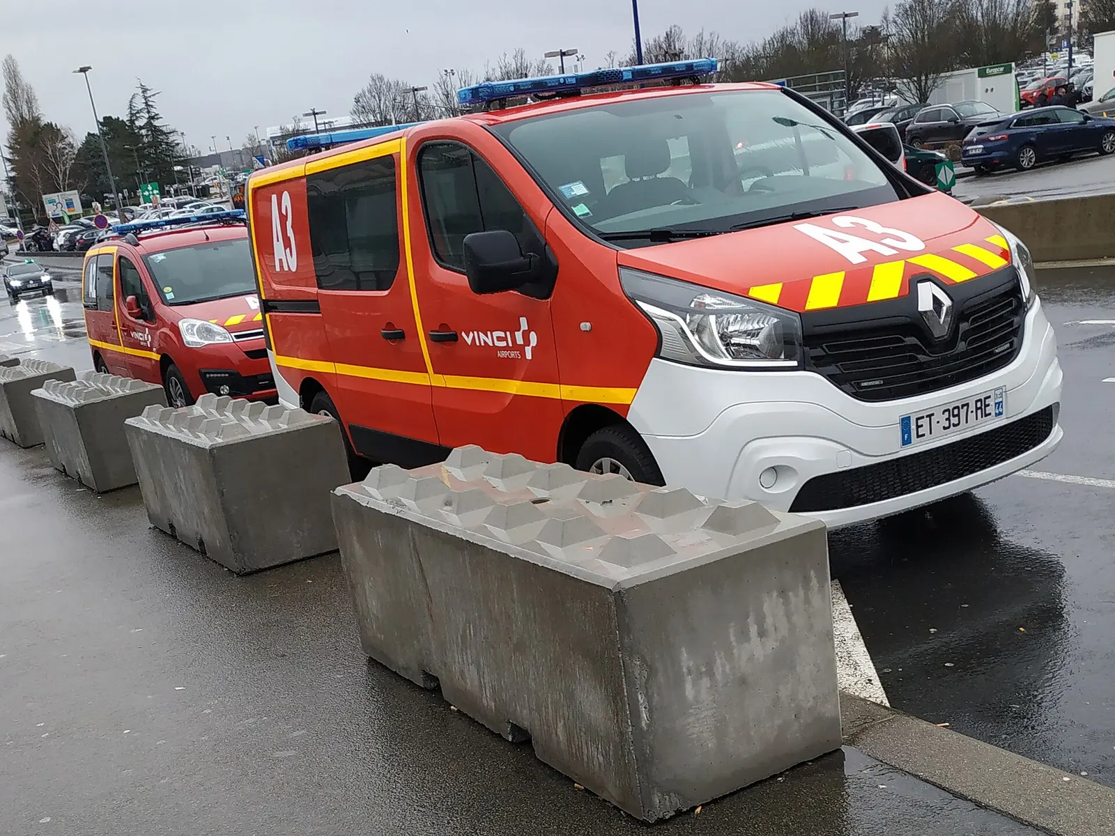 Renault Master III de la sécurité incendie Vinci Airports. Vue à Nantes-Atlantique en 2019