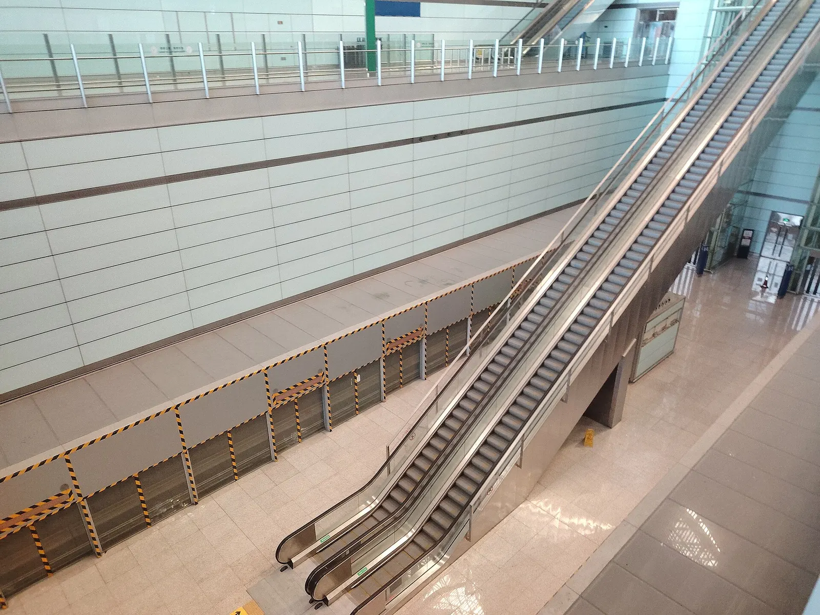 T3E国际候机指廊 (concourse of Terminal 3 at Beijing Capital International Airport)废弃的机场捷运月台