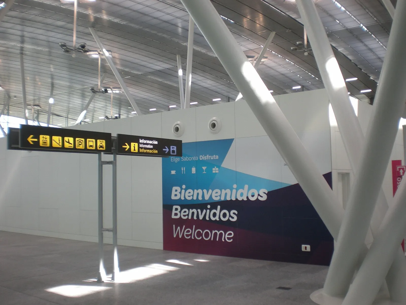 Interior de la terminal de pasajeros del aeropuerto de Santiago de Compostela.