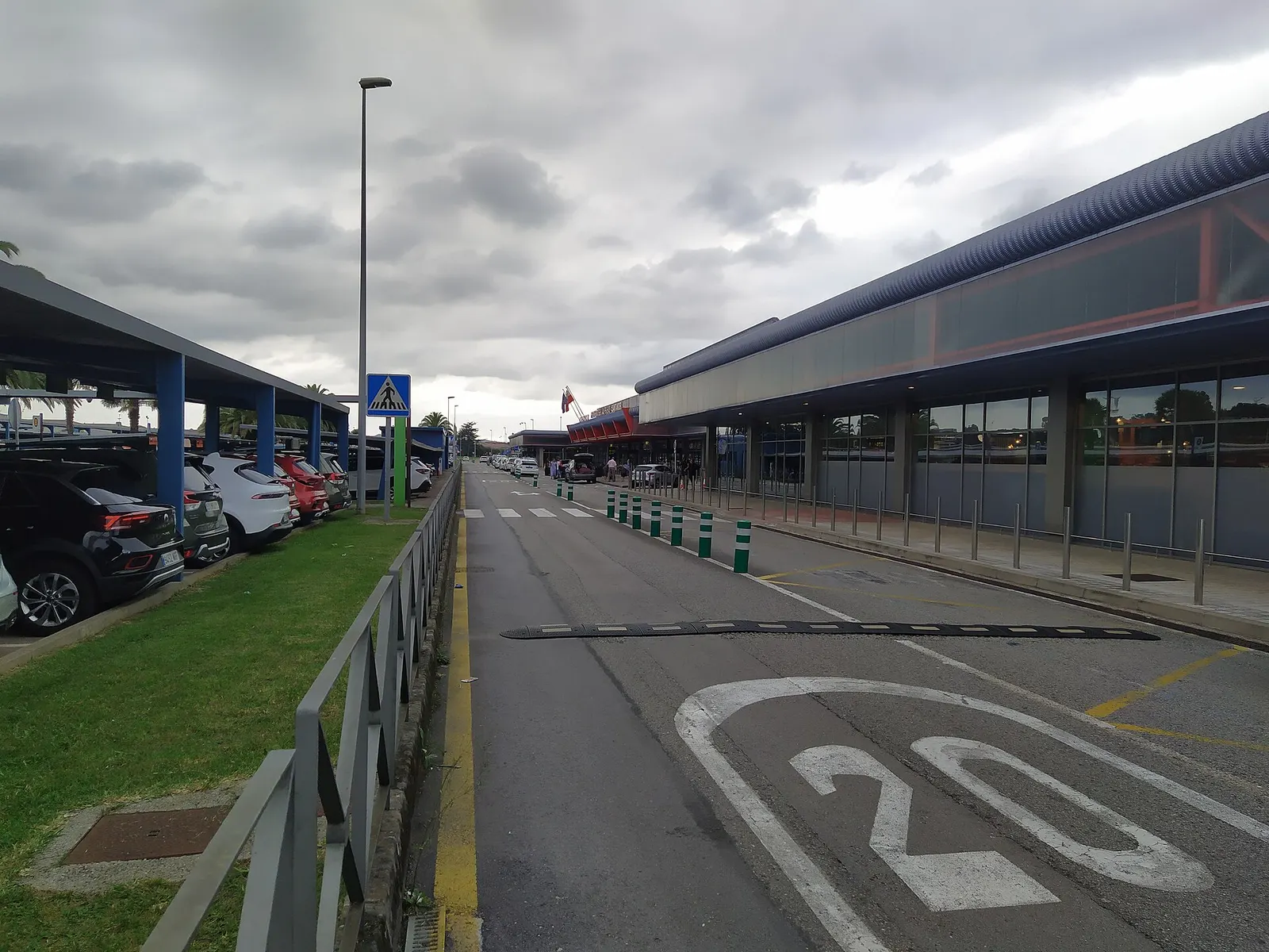 Acceso a la terminal del aeropuerto de Santander (Cantabria, España) at Seve Ballesteros–Santander Airport (SDR).