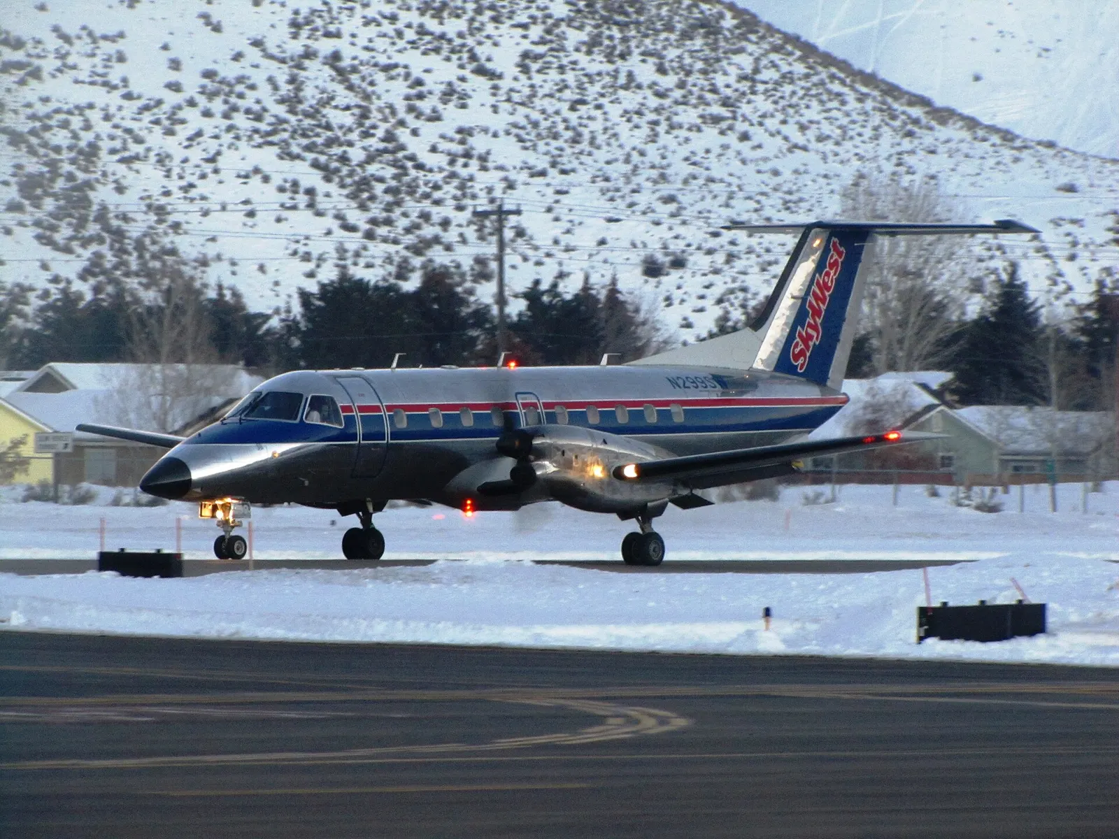 SkyWest Embraer EMB-120 Brasilia N299SW taxiing on snow at Friedman Memorial Airport in Hailey in 2012.
