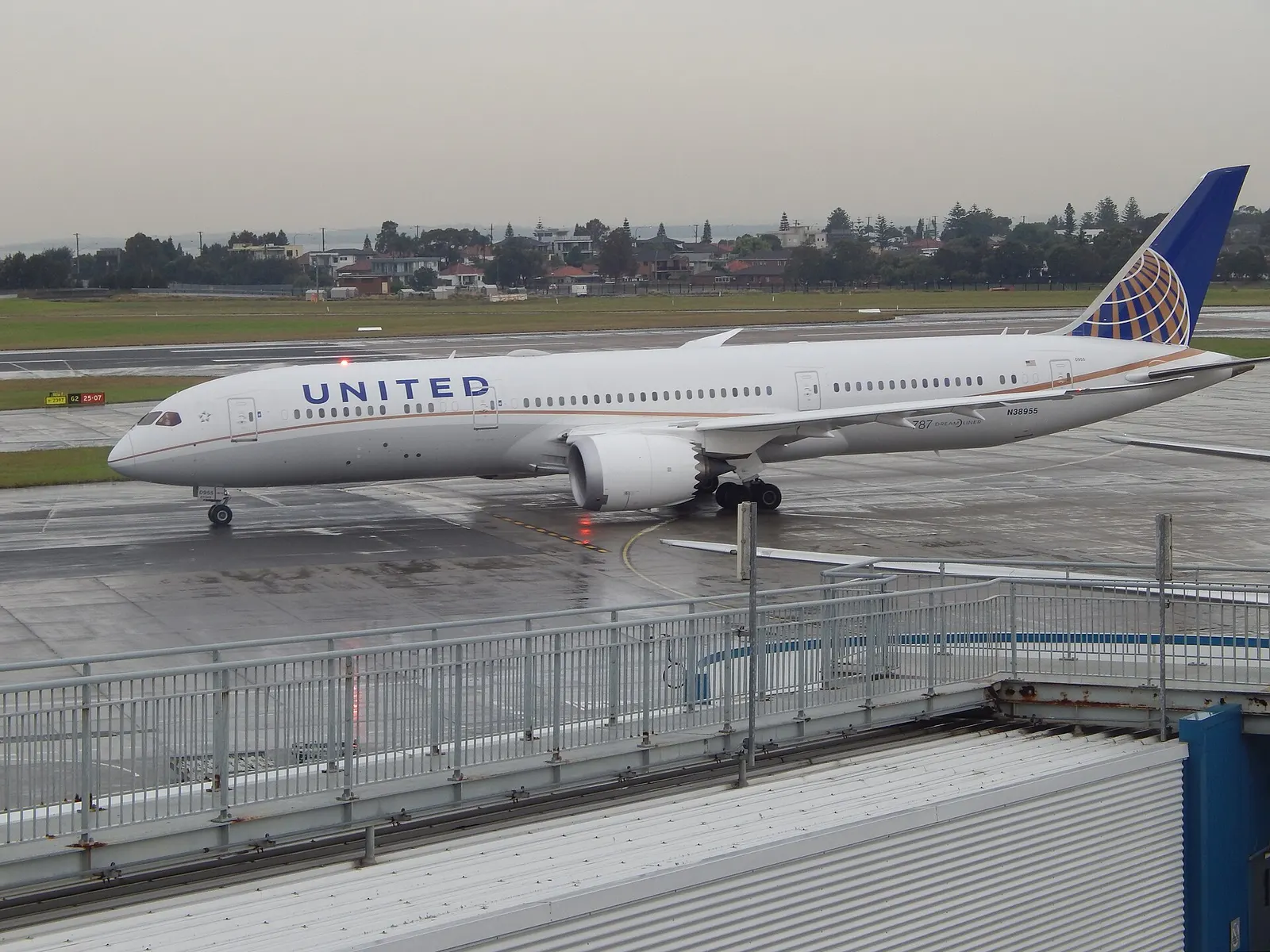 United Boeing 787 taxiing past Sydney Airport as seen from the Air New Zealand Koru Lounge.