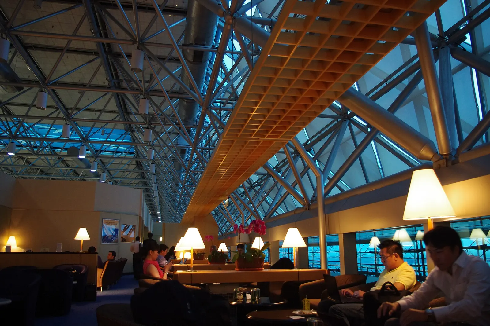Interior of the Singapore Airlines SilverKris Lounge at Taiwan Taoyuan Airport.