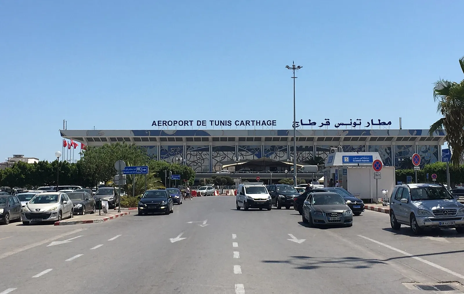 Tunis-Carthage Terminal 1 landside façade and curb, August 2019