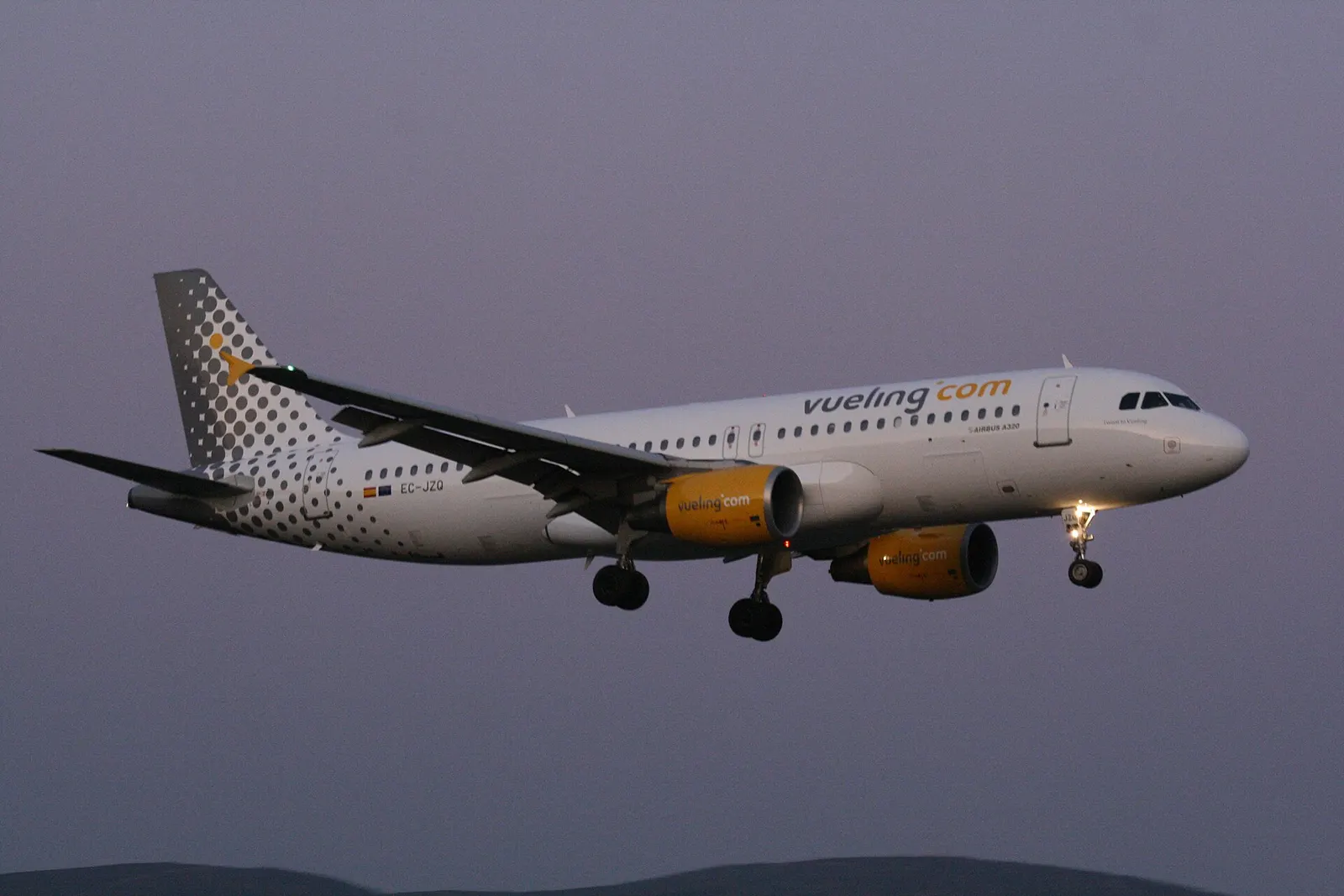 Airbus A320-214 de Vueling, EC-JZQ (antes de Clickair) aproximándose al aeropuerto de Peinador, en Vigo (Galicia, España). Airbus A320-214 . Airbus A320-214 of Vueling, EC-JZQ (before Clickair) coming closer the Peinador at Vigo–Peinador Airport (VGO).