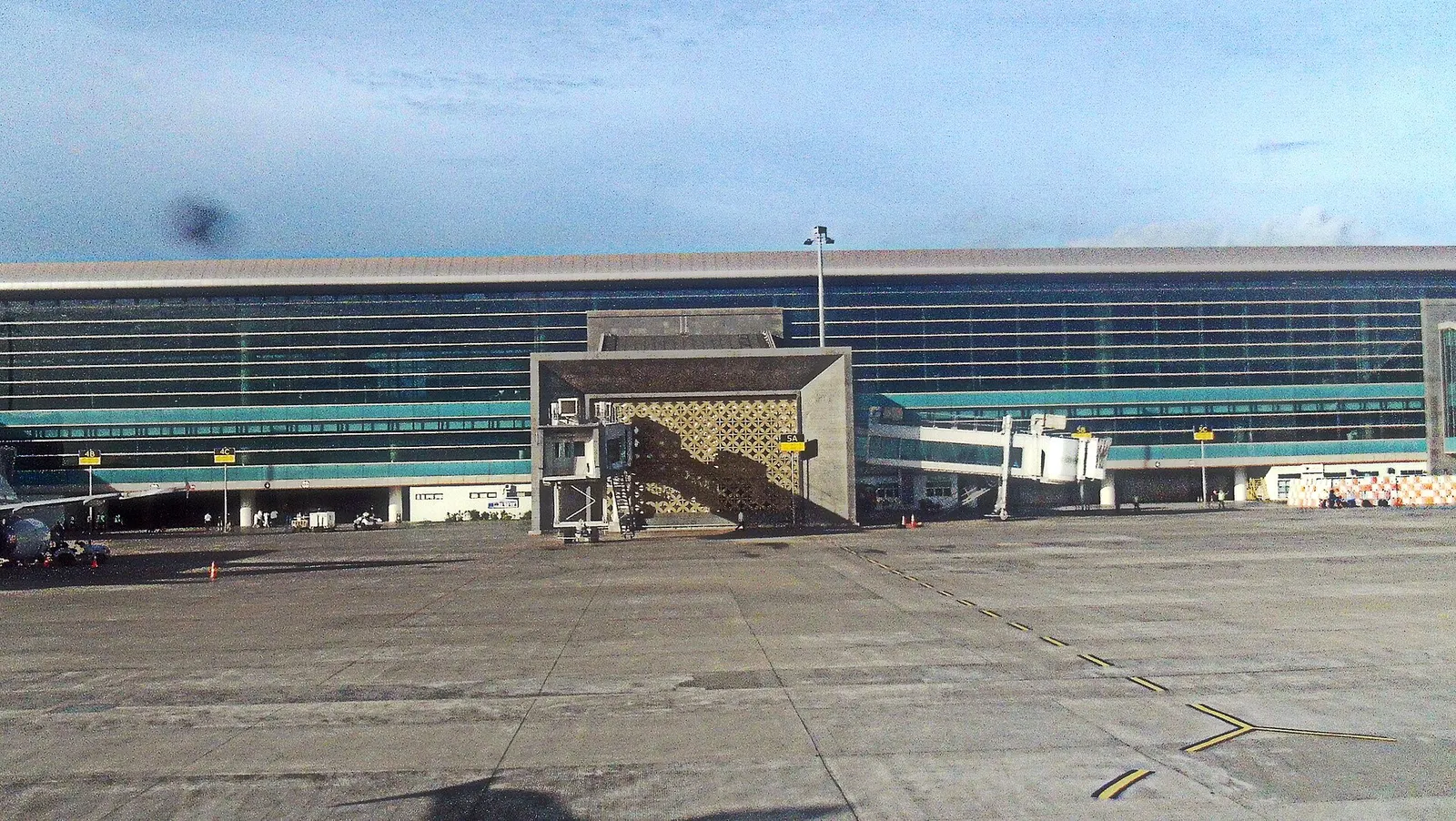 Taken between 17:00-17:10 WIT (Western Indonesia Time), a gate of Yogyakarta International Airport, most of compatible for 'medium-to-big size' aircrafts, while several are 'narrow-body'.
